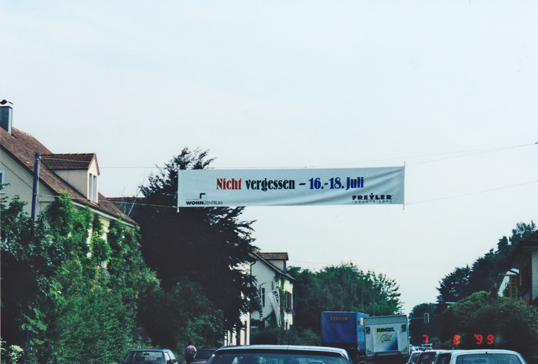 South of Altdorf in Kezingen is a
                  reminder: Nicht Vergessen (Nrver Forget)