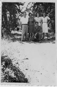 Alik Fuksman (British Soldier) & Family , 44