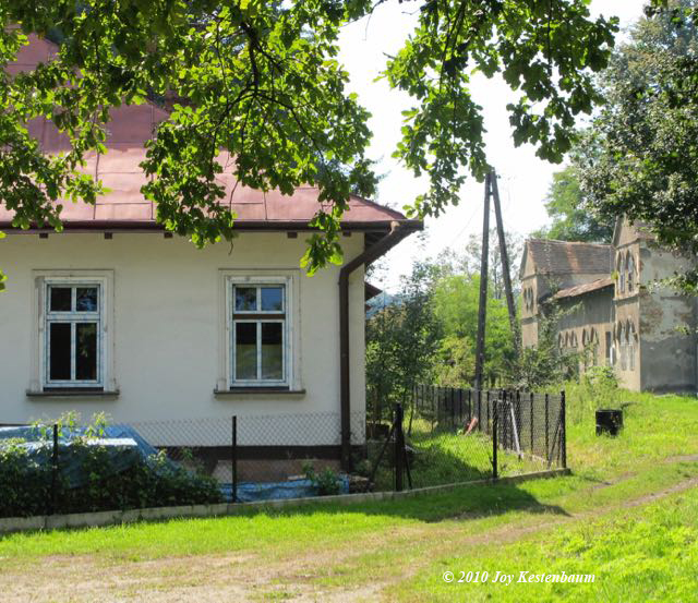 Former manor
house and defensive embankment, known as
"baszta"