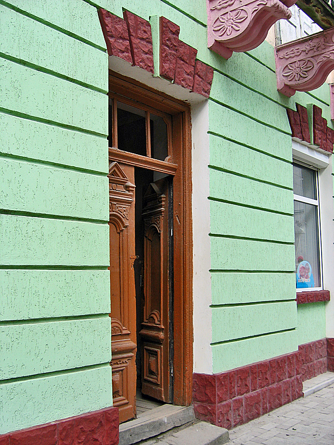 zbaraz_0094_mezuza_niche.jpg (920 Kbytes)