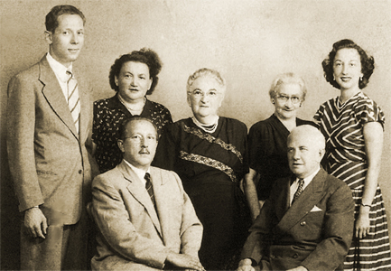 Hirshl and Leyzer Shepshelevich with wives and relatives