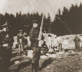soldiers and women at Pajuoste forest