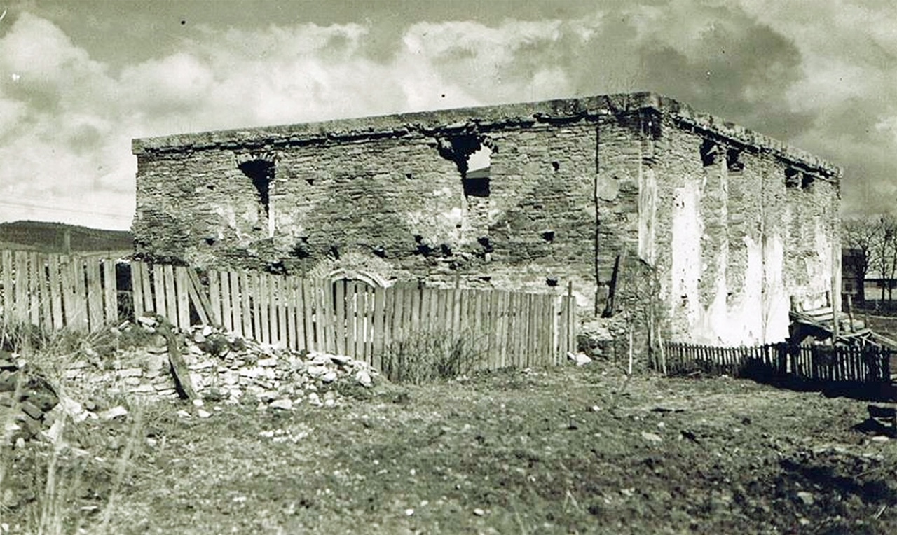 Photos of
the Dukla synagogue ruins in the 1950's