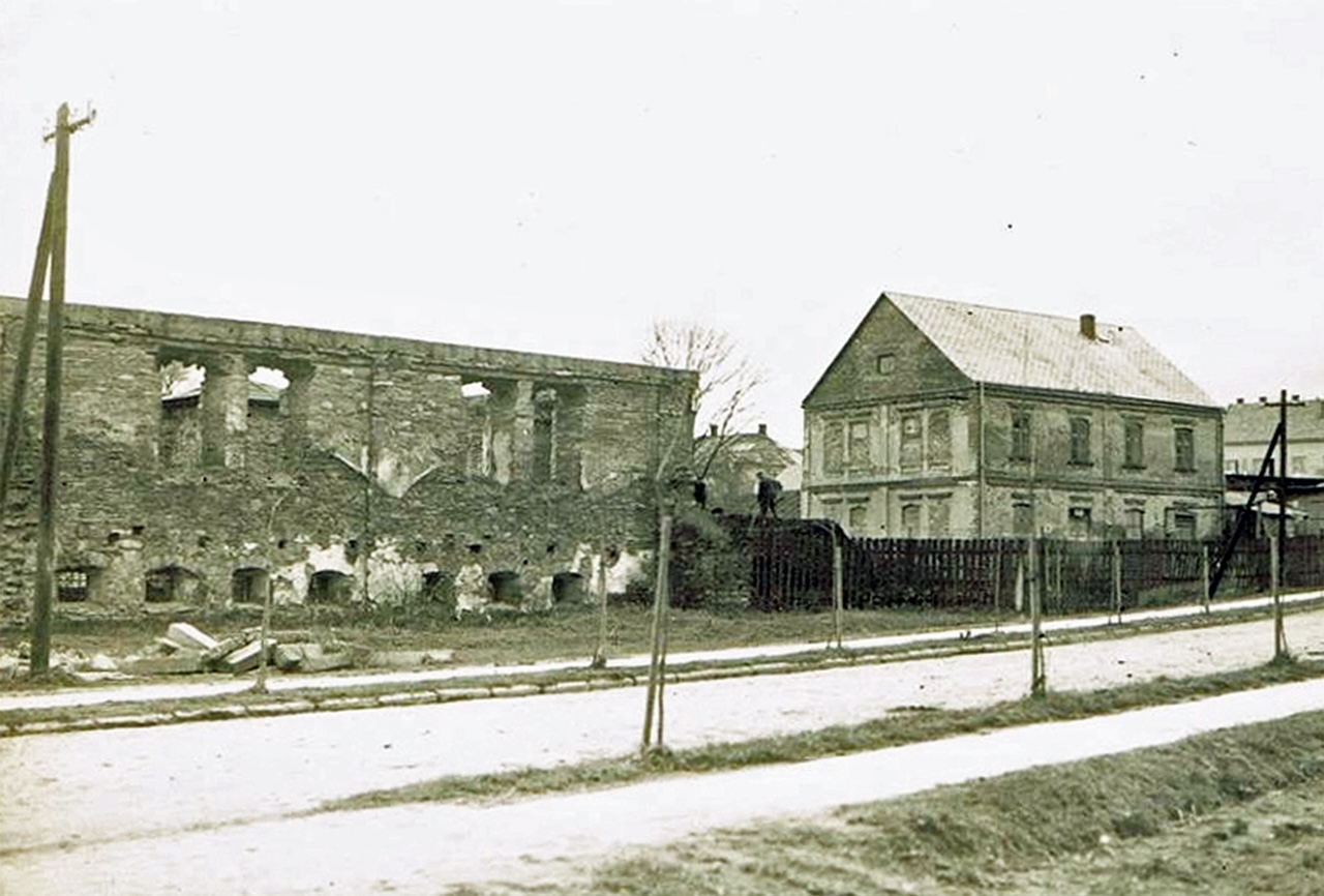 Photos
of the Dukla synagogue ruins in the 1950's