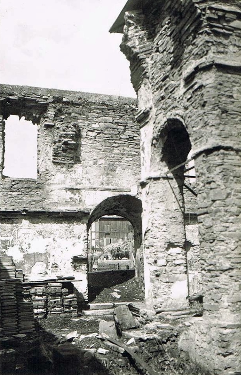 Photos of
the Dukla synagogue ruins in the 1950s, showing the then
existing remains of the central bimah.