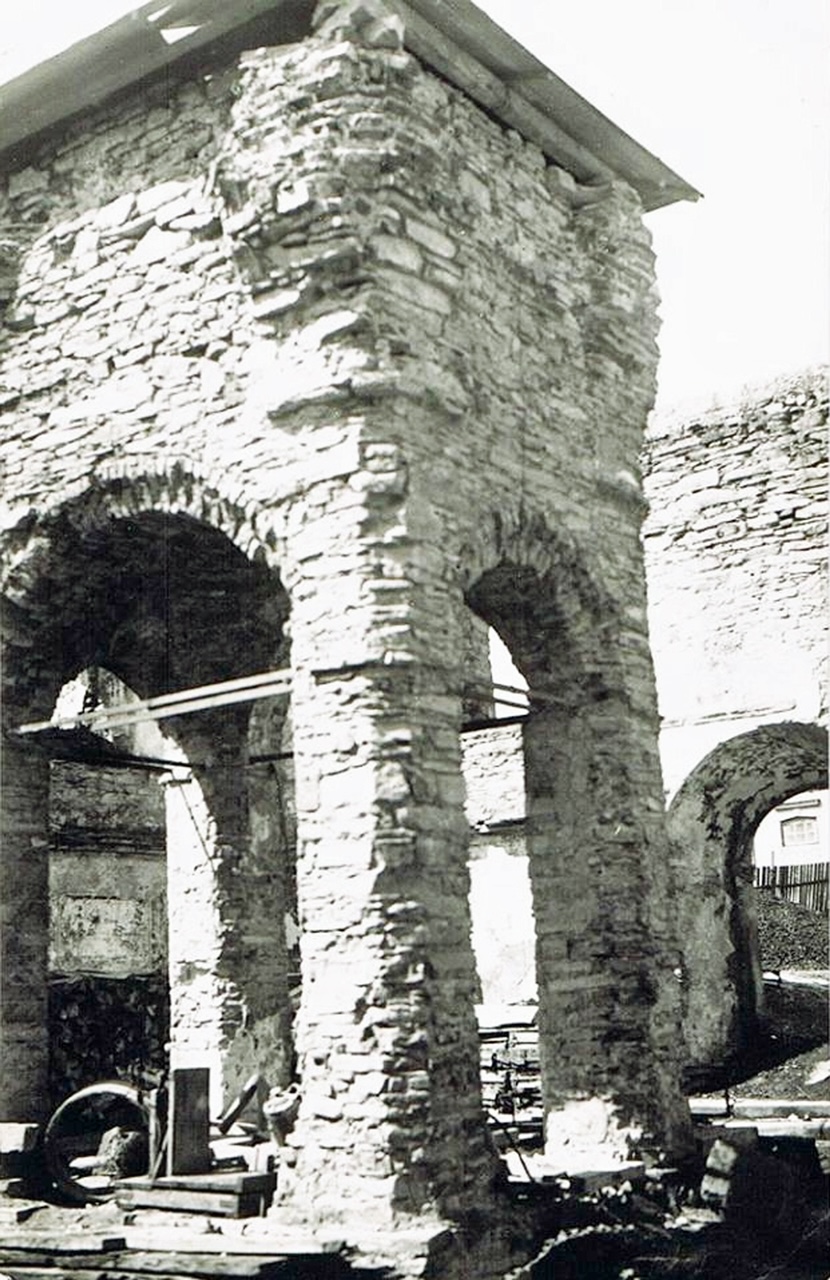 Photos
of the Dukla synagogue ruins in the 1950s, showing the then
existing remains of the central bimah.