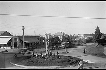 Electrician lighting fixtures in the 1st square, ca. 1940