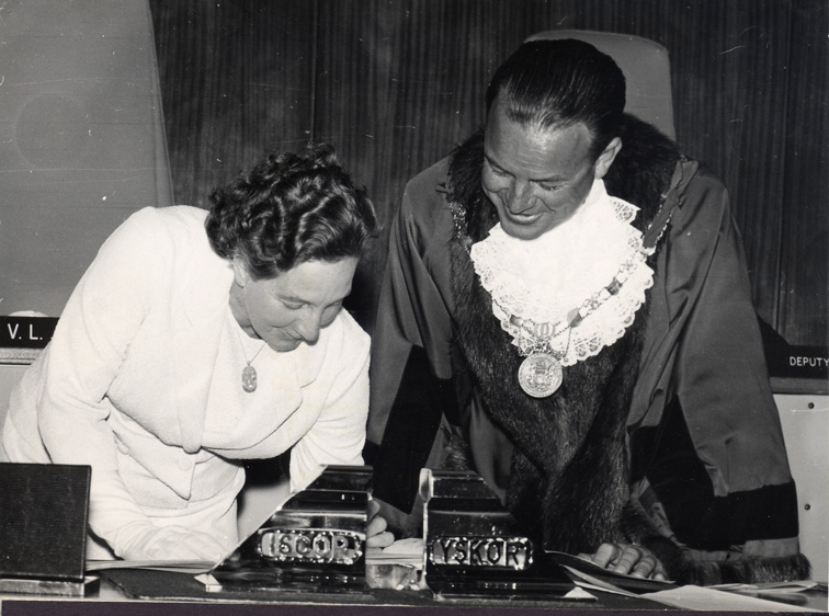 Mrs. Hirsch sign Honours Book with Mayor
Jenkinson