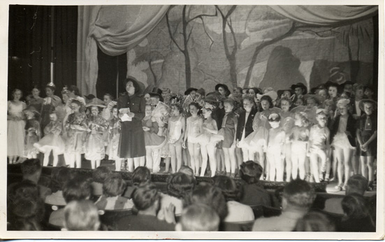 Que Que First
Musical. 1953