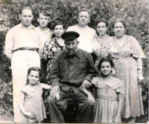 Blinchiks, including Laiser Blinchik (front row center) and others – circa 1954