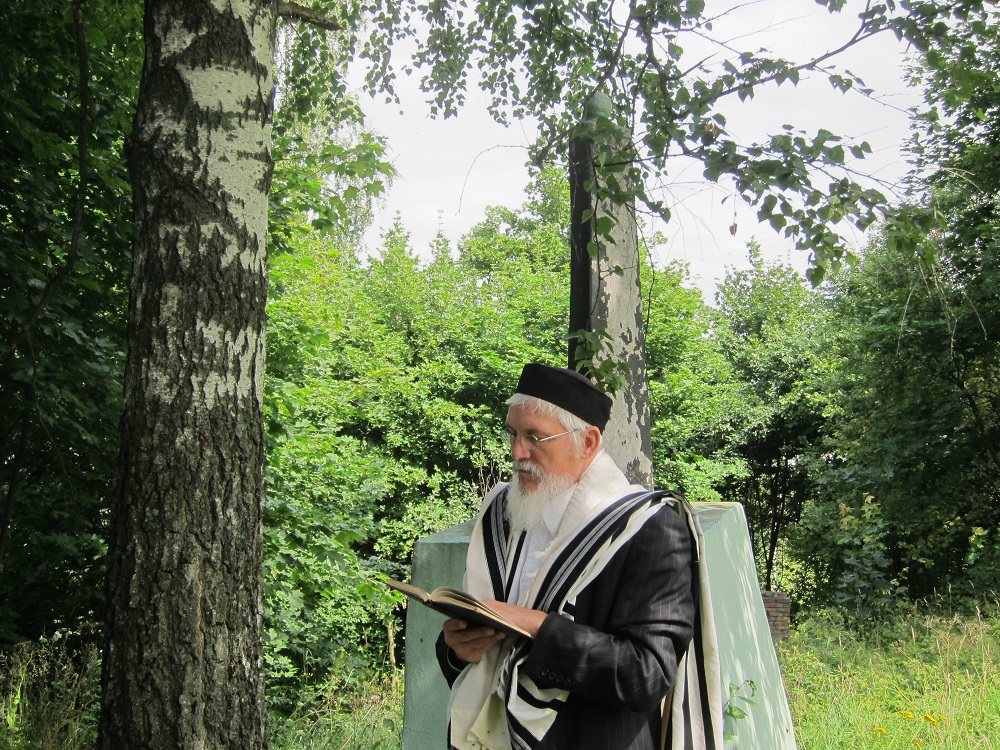 Saying
                  Kaddish in Memory of the Victims