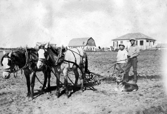 Yitzchak Solomon (right) & Yosef Taitelbaum, 1928