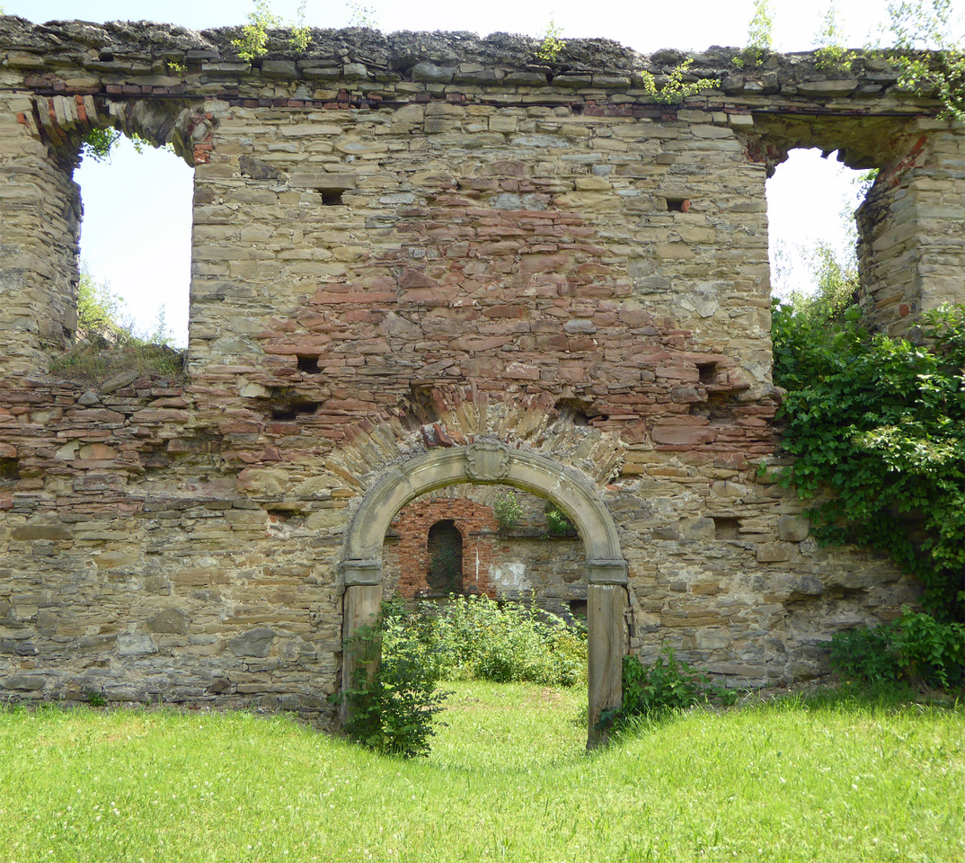 Synagogue ruins - present-day (western face with portal
entrance)